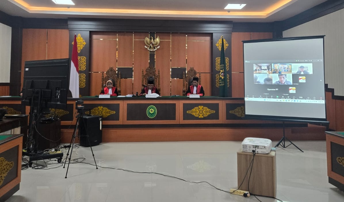 Majelis Hakim PT Kepri saat membacakan amar putusan tingkat banding terhadap kasus dugaan korupsi proyek jembatan Marok Kecil, Kabupaten Lingga. Foto: Humas PT Kepri