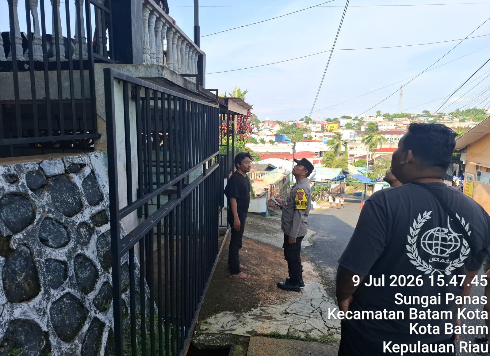 Polisi saat melakukan pengecekan di lokasi terkait laporan dugaan penyalahgunaan narkoba. Foto: Dok Polsek Batam Kota