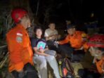 1001122323 Tim SAR saat menemukan dua pendaki gunung di Kabupaten Karimun yang ditemukan dalam kondisi selamat. Foto: Ist