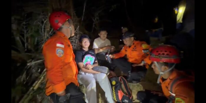 Tim SAR saat menemukan dua pendaki gunung di Kabupaten Karimun yang ditemukan dalam kondisi selamat. Foto: Ist