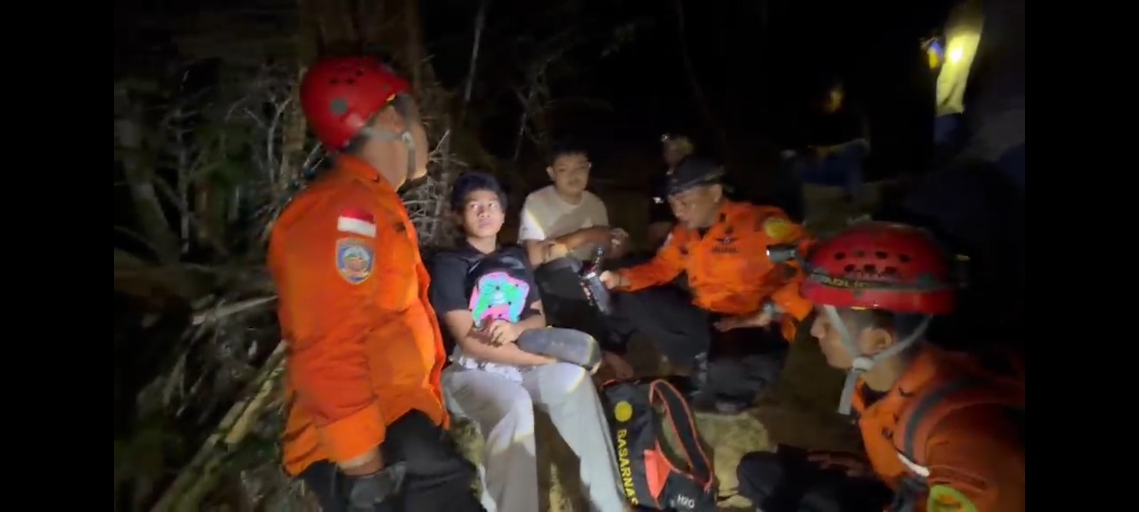 Tim SAR saat menemukan dua pendaki gunung di Kabupaten Karimun yang ditemukan dalam kondisi selamat. Foto: Ist