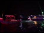1001126309 Proses evakuasi dua nelayan yang sempat terombang-ambing di perbatasan Karimun Anak-Malaysia. Foto: Ist