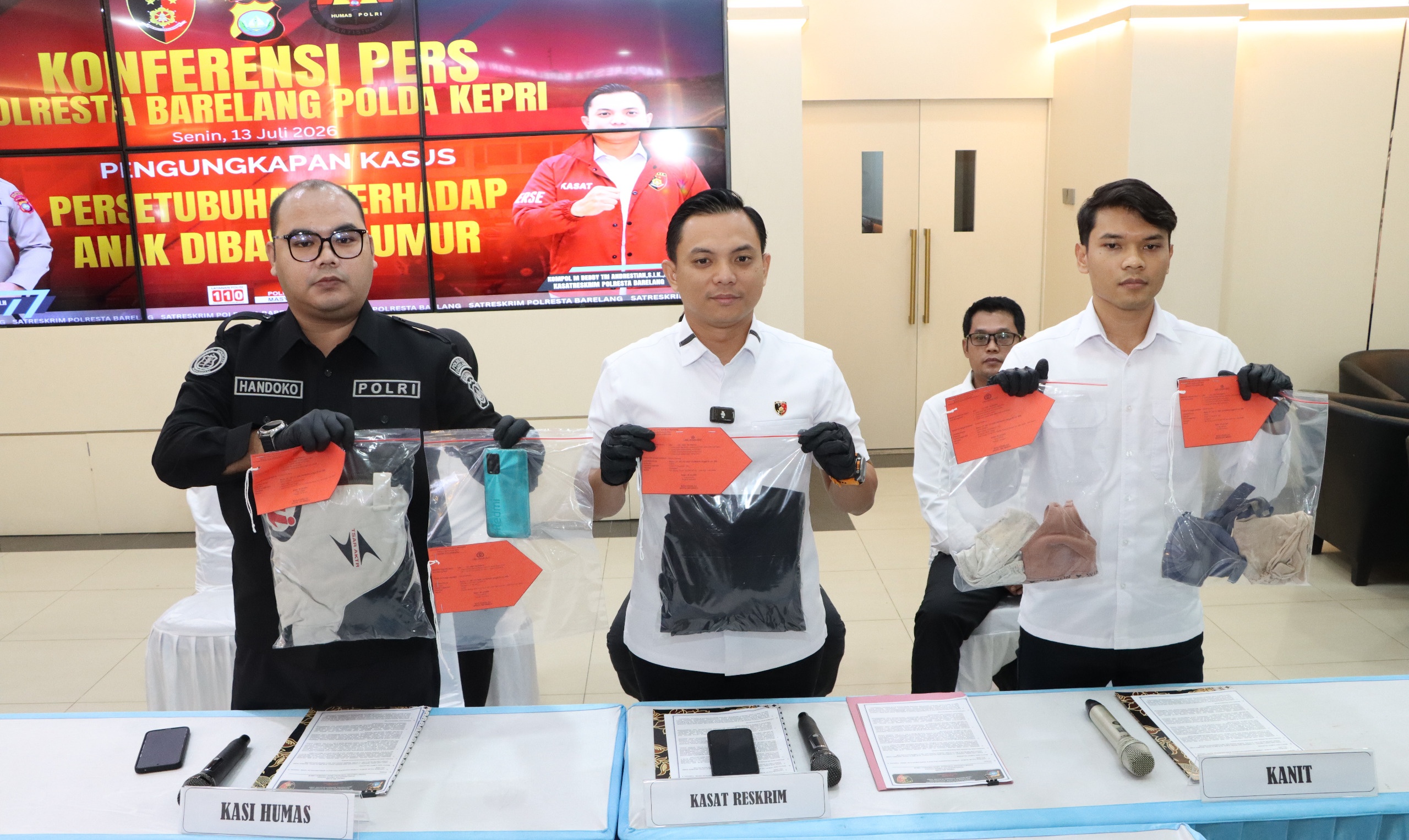 Konfrensi pers terkait pengungkapan kasus dugaan asusila terhadap anak di bawah umur. Foto: HO/Humas Polresta Barelang