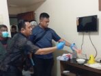1001135034 Tim Inafis Polresta Tanjungpinang melakukan identifikasi di lokasi penemuan jasad pria di sebuah kamar wisma di Tanjungpinang. Foto: Ist