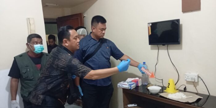 Tim Inafis Polresta Tanjungpinang melakukan identifikasi di lokasi penemuan jasad pria di sebuah kamar wisma di Tanjungpinang. Foto: Ist