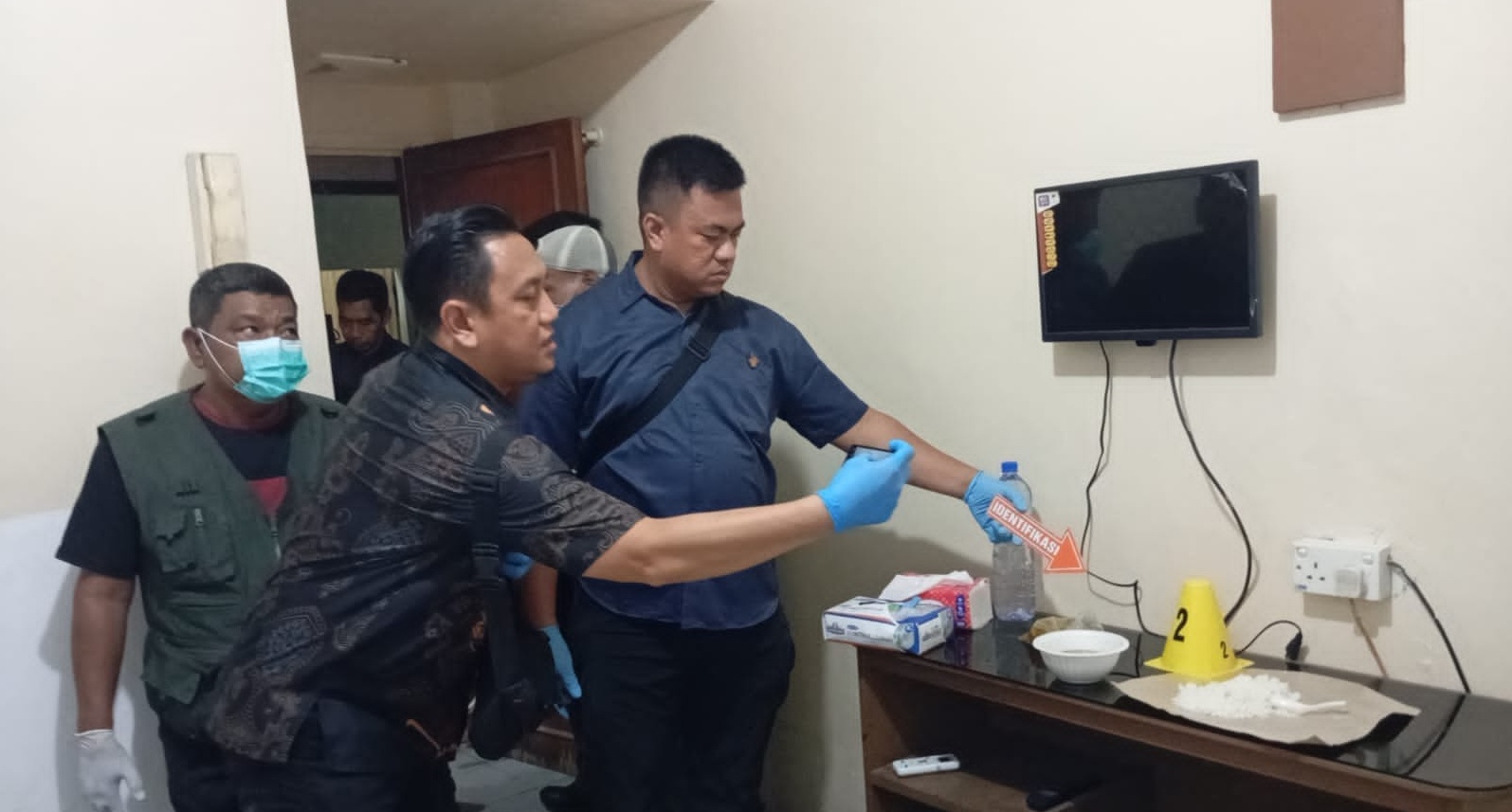 Tim Inafis Polresta Tanjungpinang melakukan identifikasi di lokasi penemuan jasad pria di sebuah kamar wisma di Tanjungpinang. Foto: Ist