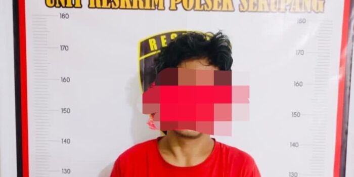 RT (40), terduga pelaku pencurian sepeda saat diamankan di Mapolsek Sekupang. Foto: Ist