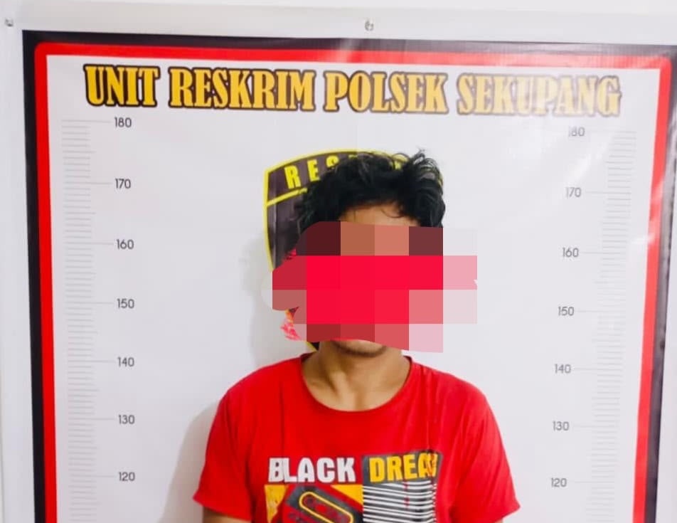 RT (40), terduga pelaku pencurian sepeda saat diamankan di Mapolsek Sekupang. Foto: Ist