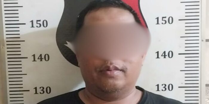 AP (41), tersangka kasus dugaan penggelapan dalam jabatan saat diamankan polisi. Foto: Dok Polsek Batu Aji