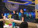 1001152299 Personel Polsek Lubuk Baja saat melaksanakan razia di arena permainan Sky City. Foto: Ist