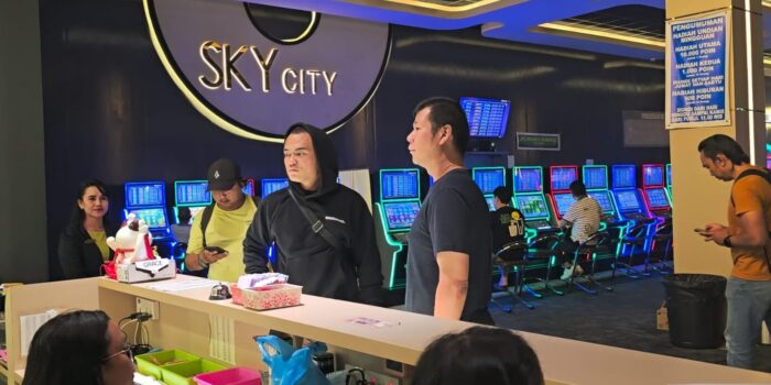 Personel Polsek Lubuk Baja saat melaksanakan razia di arena permainan Sky City. Foto: Ist