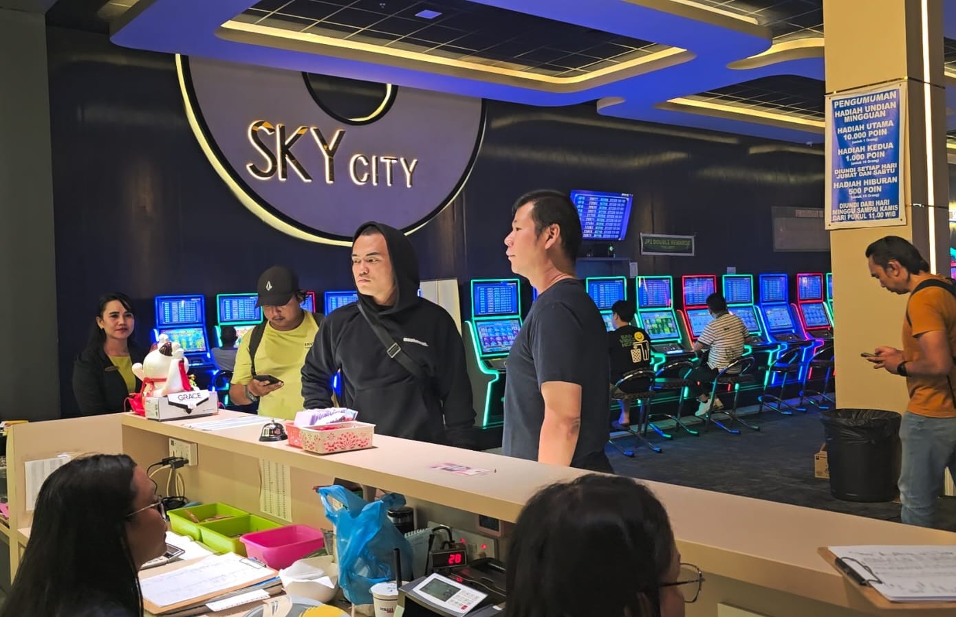 Personel Polsek Lubuk Baja saat melaksanakan razia di arena permainan Sky City. Foto: Ist