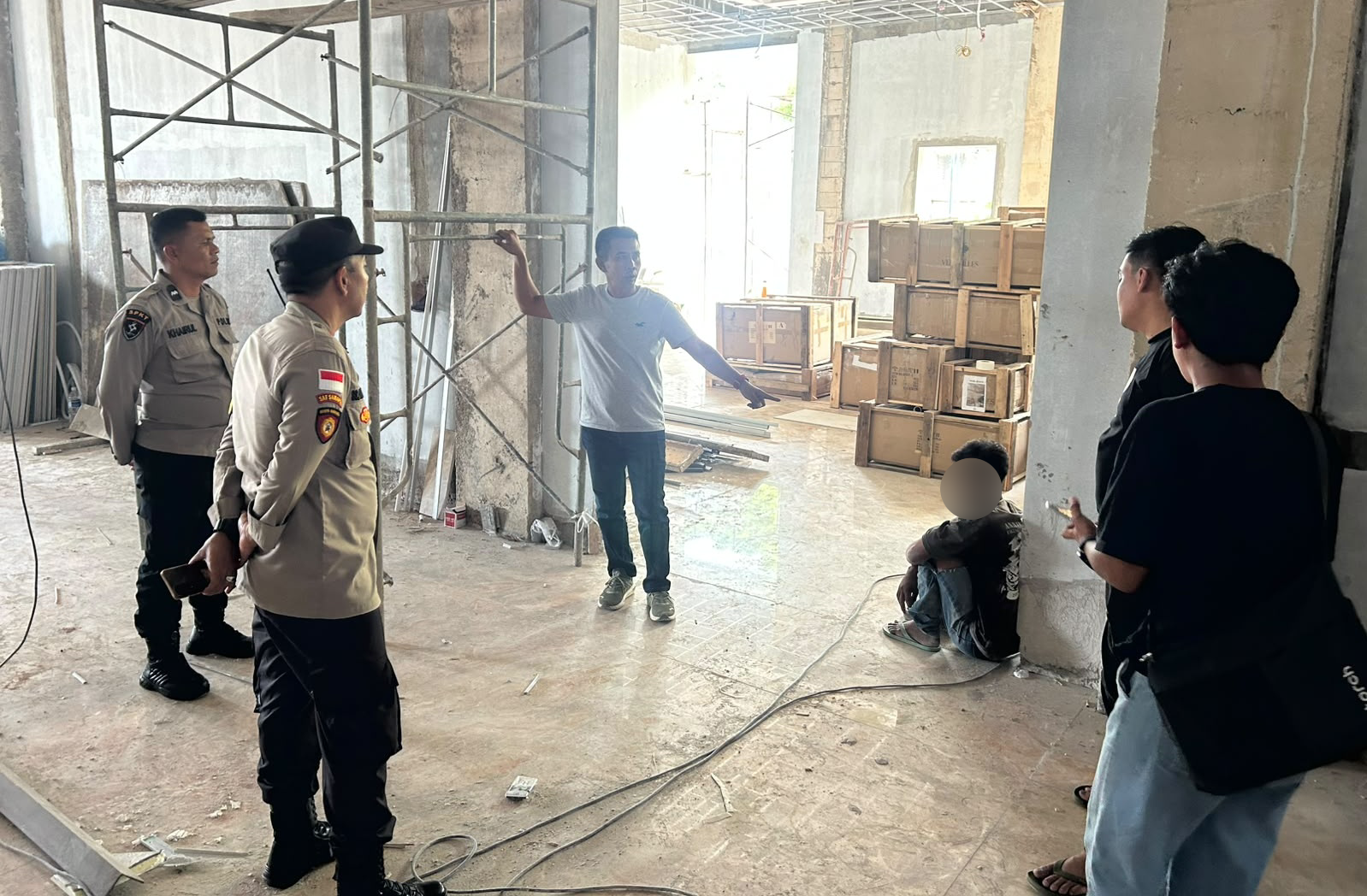 Personel kepolisian saat mendatangi lokasi terjadinya dugaan pencurian kabel di Taman Baloi, Batam Kota. Foto: Ist