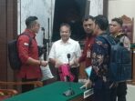 Aria Odman (kemeja putih), saat menjalani persidangan di Pengadilan Tipikor Tanjungpinang, Rabu (01/07/2026). Foto: Rindu Sianipar