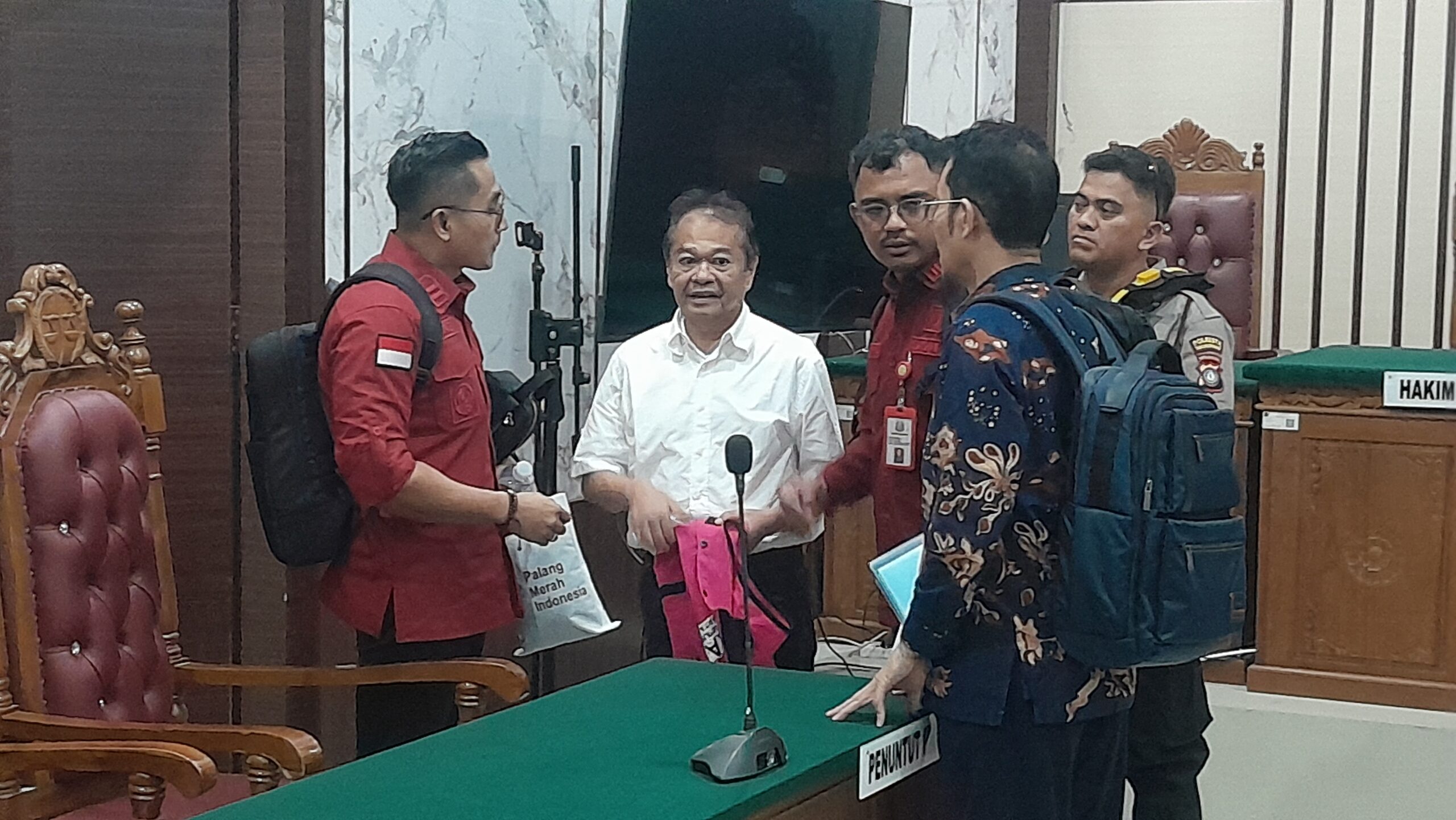 Aria Odman (kemeja putih), saat menjalani persidangan di Pengadilan Tipikor Tanjungpinang, Rabu (01/07/2026). Foto: Rindu Sianipar