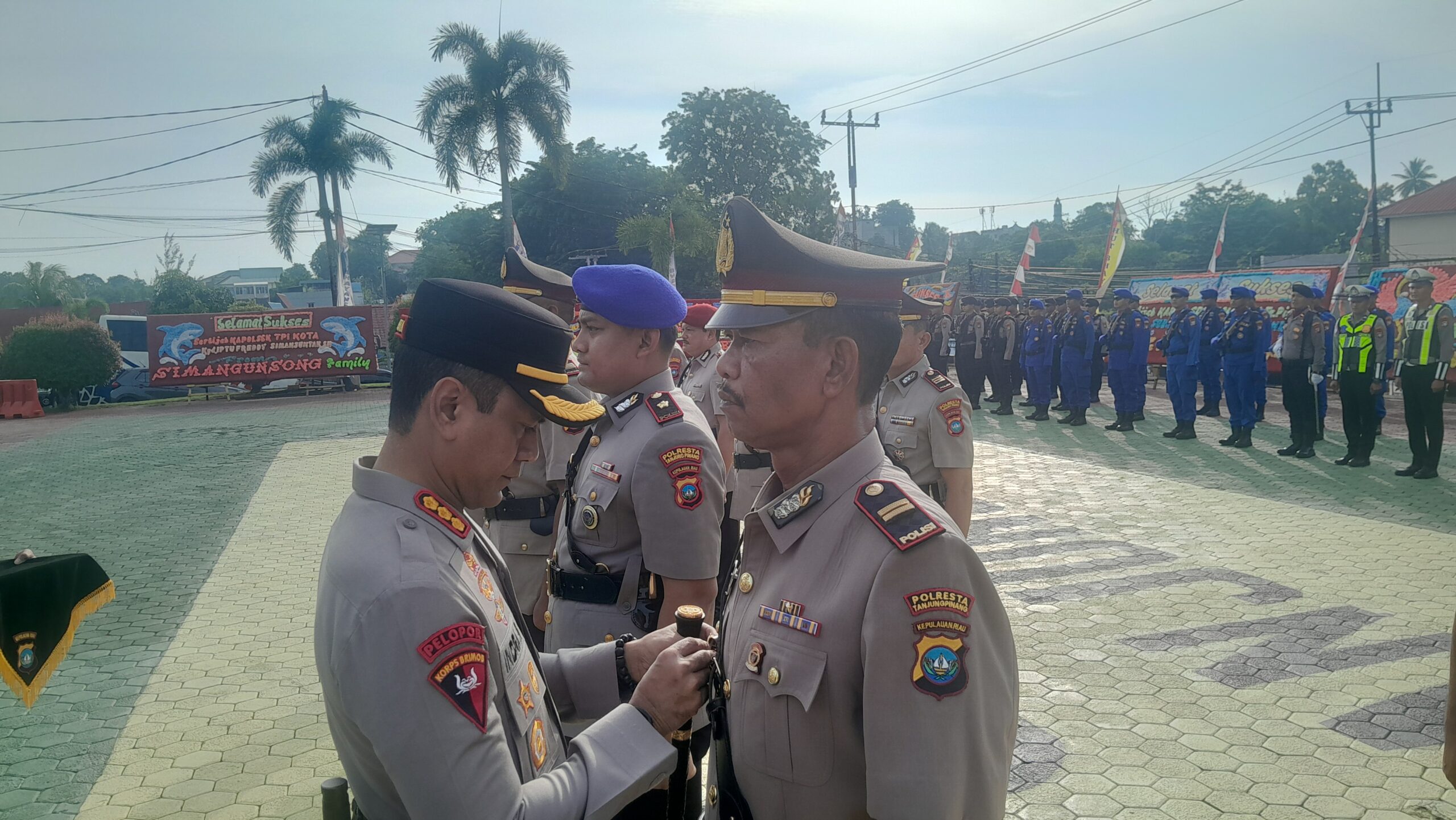 Kegiatan upacara sertijab sejumlah pejabat utama di halaman apel Mapolresta Tanjungpinang. Foto: Rindu Sianipar
