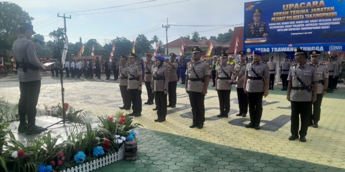 Kegiatan upacara sertijab sejumlah pejabat utama di halaman apel Mapolresta Tanjungpinang. Foto: Rindu Sianipar