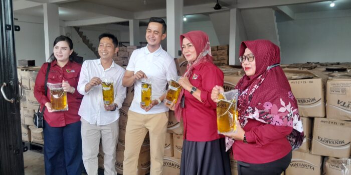 Kepala Disdagin Tanjungpinang, Riany saat meninjau gudang milik distributor resmi MinyaKita di Tanjungpinang. Foto: Rindu Sianipar