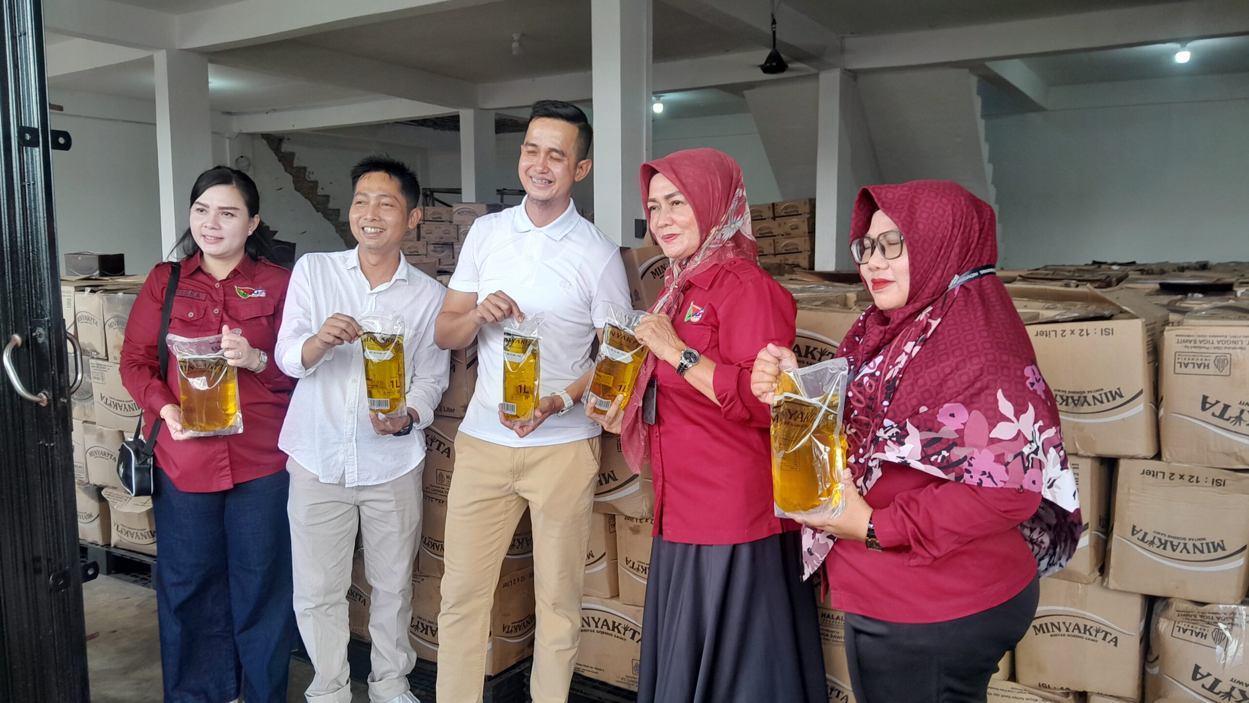 Kepala Disdagin Tanjungpinang, Riany saat meninjau gudang milik distributor resmi MinyaKita di Tanjungpinang. Foto: Rindu Sianipar