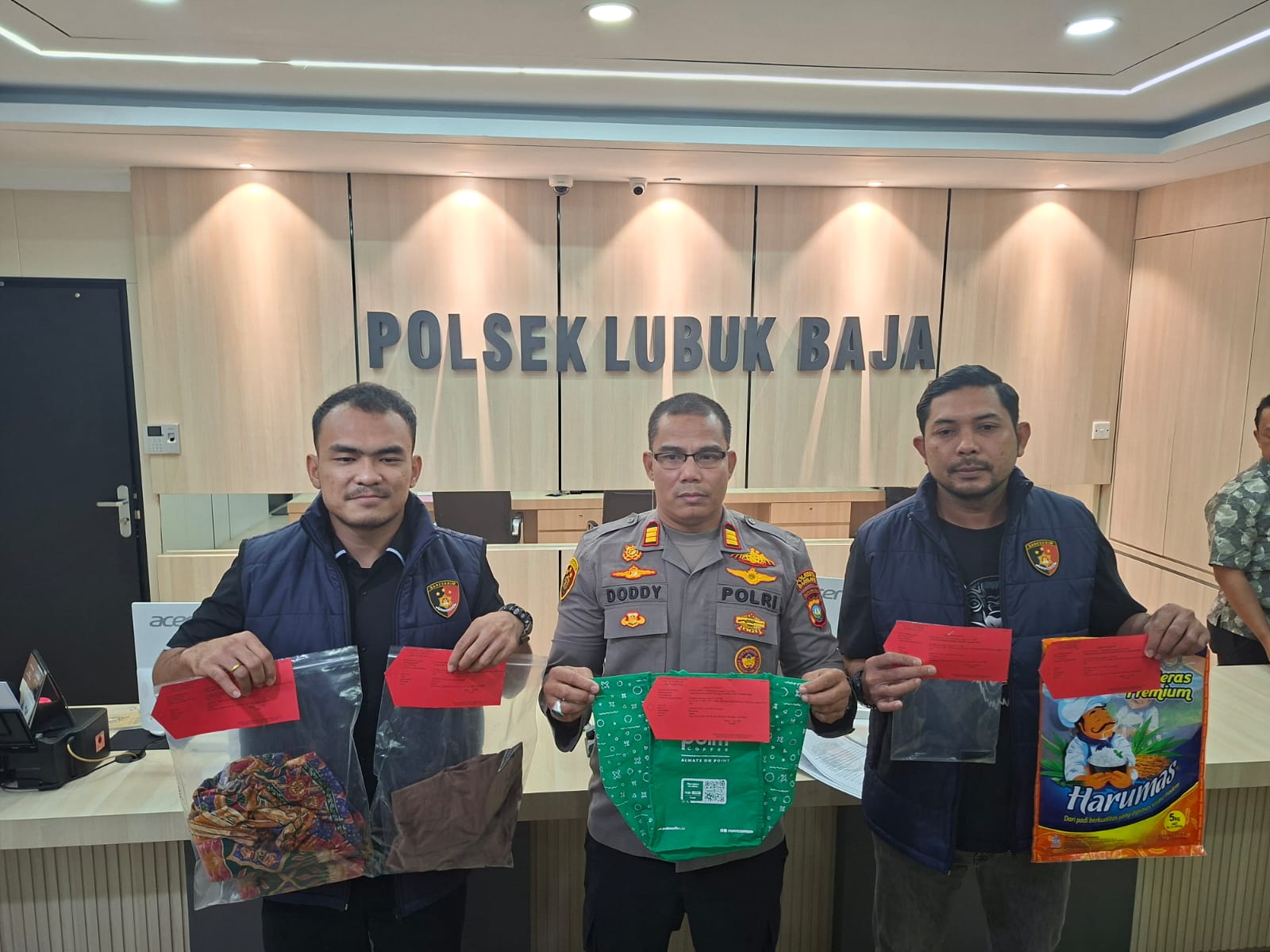 Polisi menunjukkan barang bukti dalam kasus pembuangan bayi di Kecamatan Lubuk Baja, Kota Batam. Foto: Ist