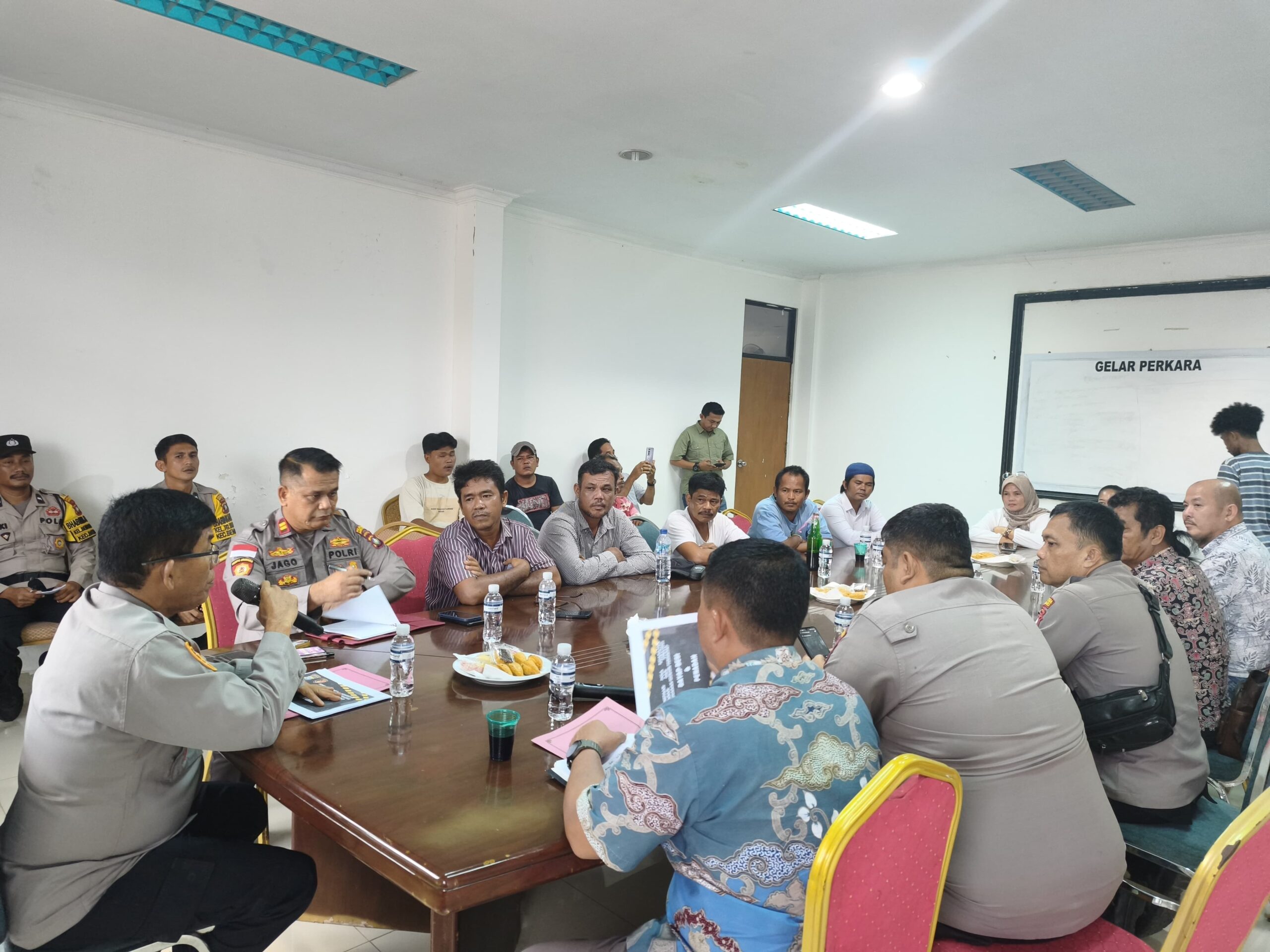 Jajaran Polsek Bengkong berdialog dengan para pelaku usaha besi tua dan barang bekas. Foto: Ist