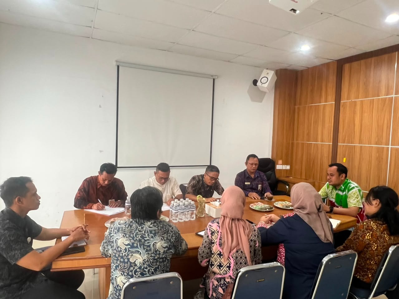 Perwakilan Ombudsman RI Provinsi Kepri saat berkunjung ke Kantor Camat Sungai Beduk. Foto: Ist