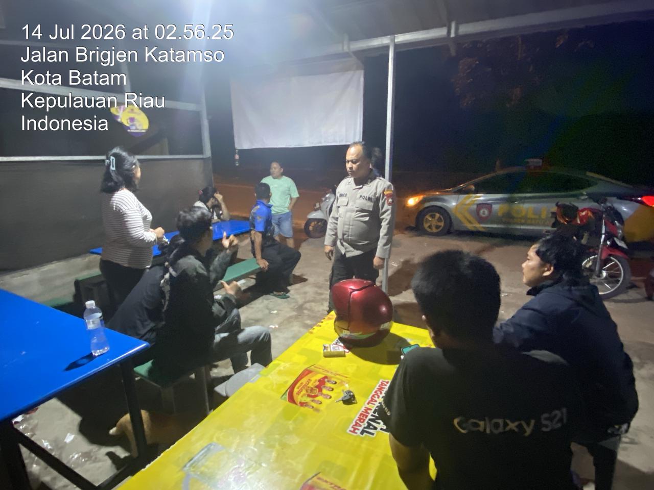 Petugas saat mendatangi lokasi yang sempat terjadinya selisih paham antara pemilik dan pengunjung sebuah warung di Kecamatan Batu Aji, Kota Batam. Foto: Dok Polsek Batu Aji