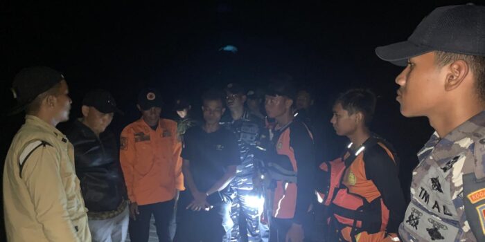 IMG-20260717-WA0019 Tim gabungan saat melaksanakan upaya pencarian benda yang diduga potongan tubuh manusia yang mengapung di perairan Anambas. Foto: Dok Humas Polres Anambas