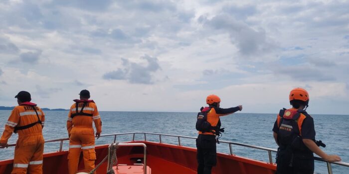 IMG-20260723-WA0019 Tim SAR saat melakukan pencarian terhadap seorang penumpang kapal yang diduga jatuh di perairan Bintan. Foto: Ist