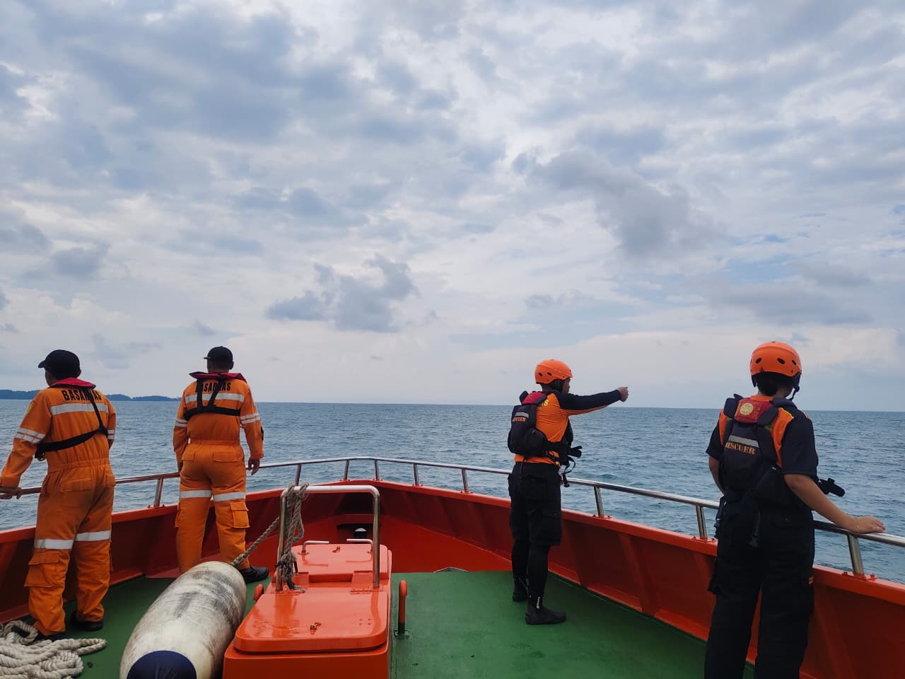 Tim SAR saat melakukan pencarian terhadap seorang penumpang kapal yang diduga jatuh di perairan Bintan. Foto: Ist