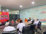 Tim SAR Gabungan memberi penjelasan kepada keluarga korban penumpang KMP Bahtera Nusantara 03 yang diduga hilang usai terjatuh ke laut di perairan Bintan. Foto: Basarnas Tanjungpinang
