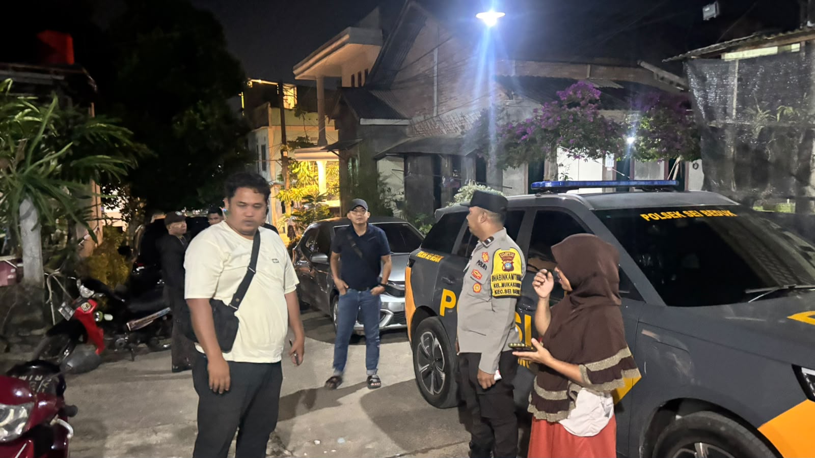 Petugas mendatangi lokasi peristiwa dugaan pengancaman dalam lingkup keluarga di kawasan Pancur, Kecamatan Sei Beduk, Kota Batam, Selasa (28/7/2026) malam. Foto: Dok Polsek Sei Beduk