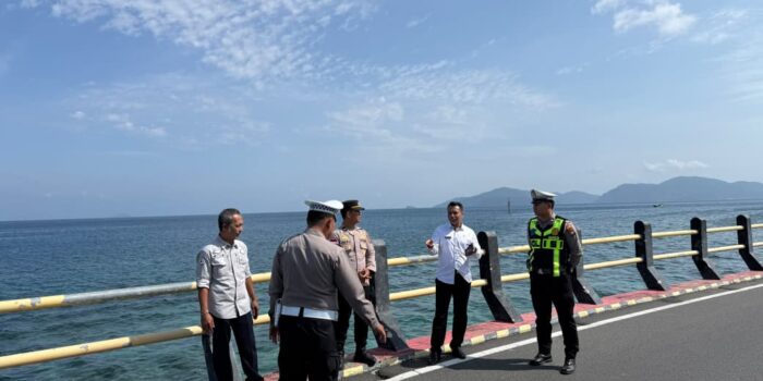 Satlantas Polres Kepulauan Anambas bersama Dishub saat meninjau sejumlah titik rawan kecelakaan di Tarempa. Foto: Ist