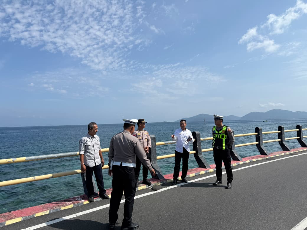 Satlantas Polres Kepulauan Anambas bersama Dishub saat meninjau sejumlah titik rawan kecelakaan di Tarempa. Foto: Ist