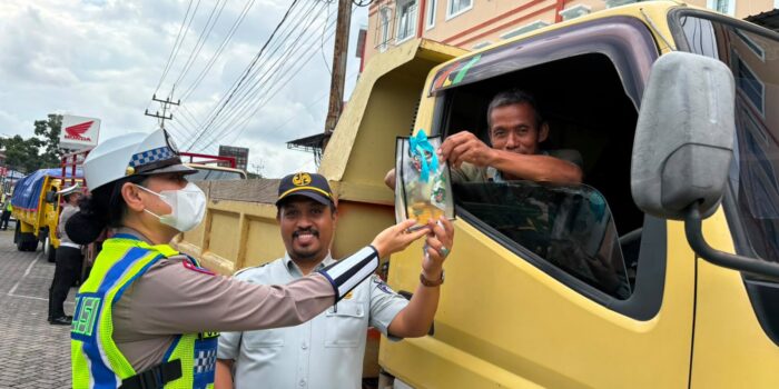 Personel Satlantas Polresta Tanjungpinang, berinteraksi langsung dengan pengendara saat pelaksanaan razia simpatik. Foto: Ist