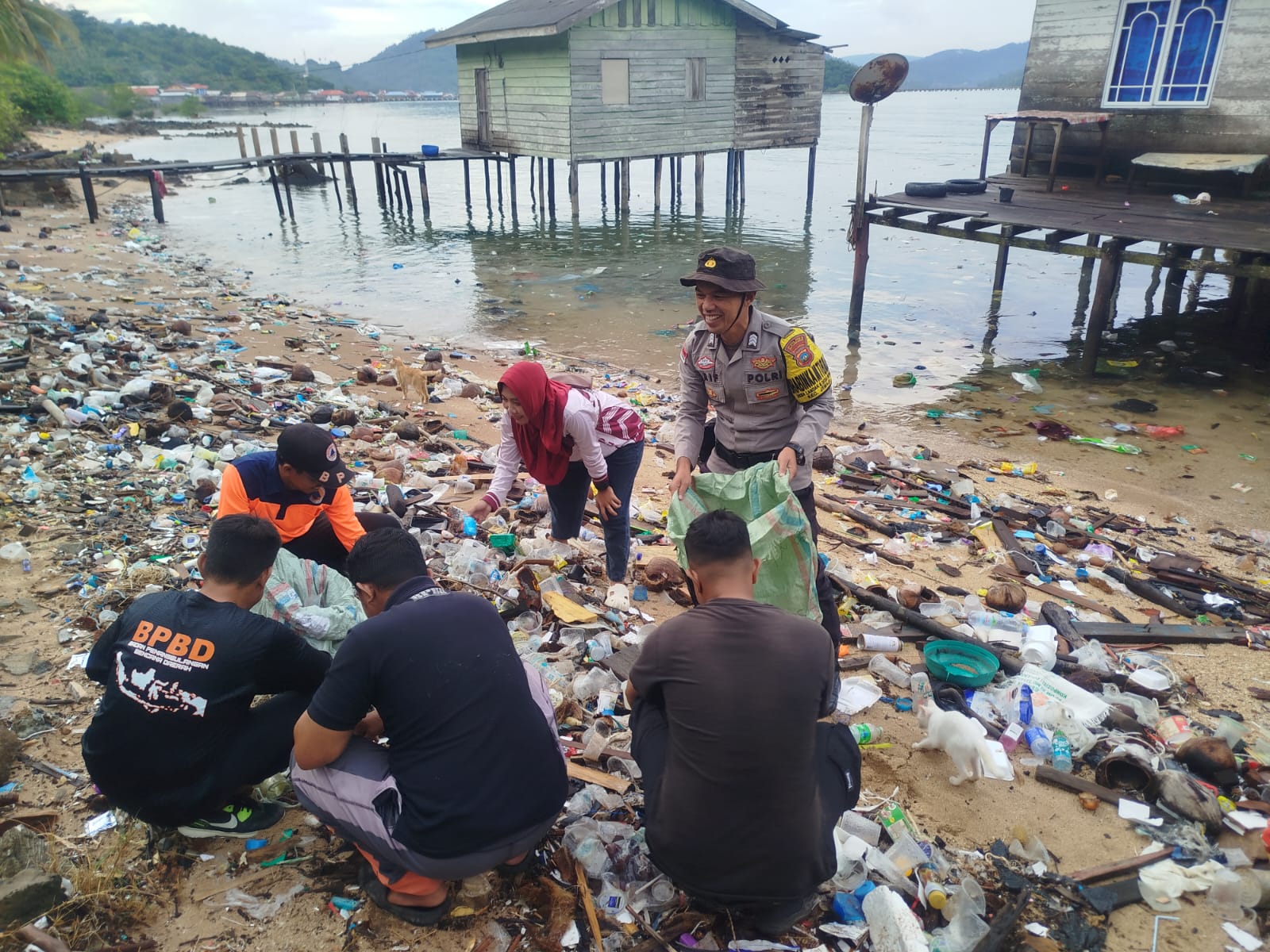 Kegiatan gotong royong (Goro) di kawasan Pantai Teluk Kumbik, Desa Landak, Kecamatan Jemaja, Kabupaten Kepulauan Anambas, Jumat (31/7/2026). Foto: Ist
