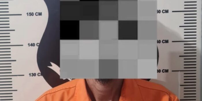 HS (49), tersangka kasus dugaan pencurian saat diamankan polisi. Foto: Dok Polsek Bengkong