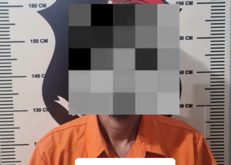 HS (49), tersangka kasus dugaan pencurian saat diamankan polisi. Foto: Dok Polsek Bengkong