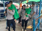 1001159780 Kasatpolairud Polresta Tanjungpinang, Kompol Subaidah saat mengevakuasi penumpang kapal pompong yang alamj kecelakaan laut di Tanjungpinang. Foto: Ist