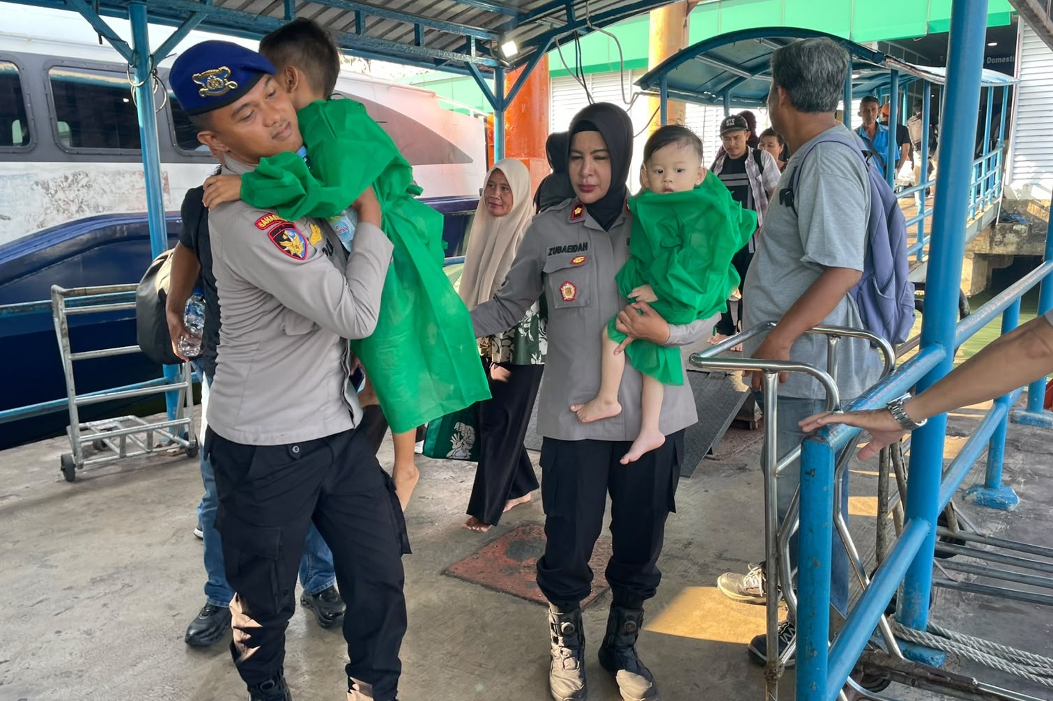 Kasatpolairud Polresta Tanjungpinang, Kompol Subaidah saat mengevakuasi penumpang kapal pompong yang alamj kecelakaan laut di Tanjungpinang. Foto: Ist