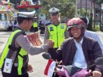 1001162289 Personel Satlantas Polres Kepulauan Anambas membagikan bendera Merah Putih ke pengendara. Foto: Ist