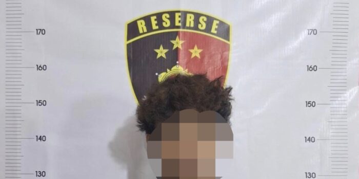 AS (20), tersangka kasus pencurian dan kekerasan saat diamankan polisi. Foto: Ist
