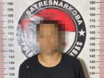 DL (39) terduga pelaku kasus penyalahgunaan narkotika jenis sabu saat diamankan polisi. Foto: Dok Satresnarkoba Polres Anambas