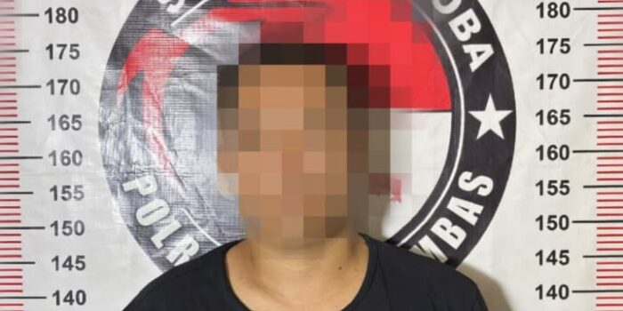 DL (39) terduga pelaku kasus penyalahgunaan narkotika jenis sabu saat diamankan polisi. Foto: Dok Satresnarkoba Polres Anambas