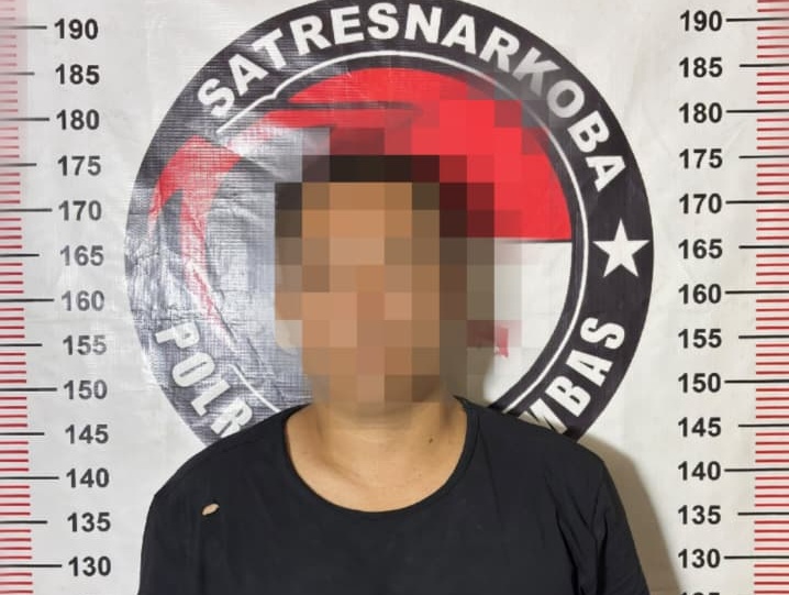 DL (39) terduga pelaku kasus penyalahgunaan narkotika jenis sabu saat diamankan polisi. Foto: Dok Satresnarkoba Polres Anambas