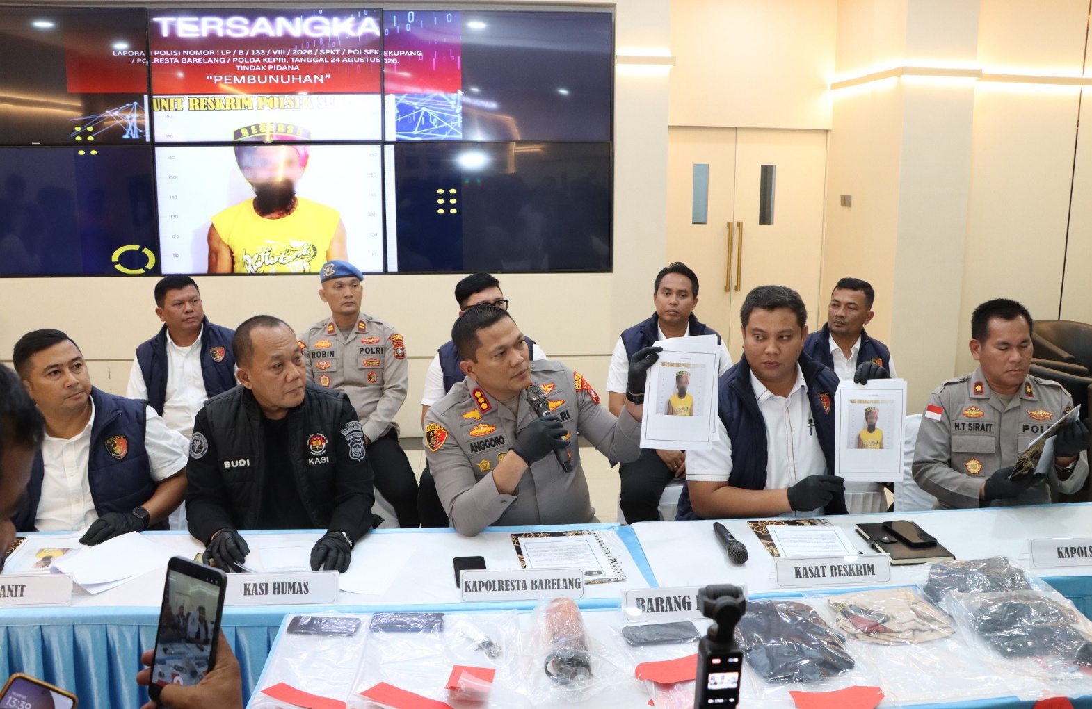 Konfrensi pers pengungkapan kasus pembunuhan seorang wanita berinsial S (51) di Kota Batam. Foto: Ist