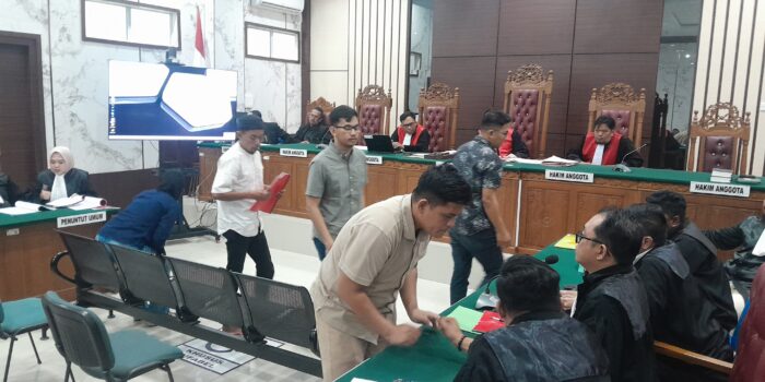 Suasana sidang perdana kasus dugaan korupsi penyaluran kredit mikro di Bank milik negara (BRI Unit Bestari Tanjungpinang) di Pengadilan Tipikor Tanjungpinang, Rabu (05/08/2026). Foto: Rindu Sianipar