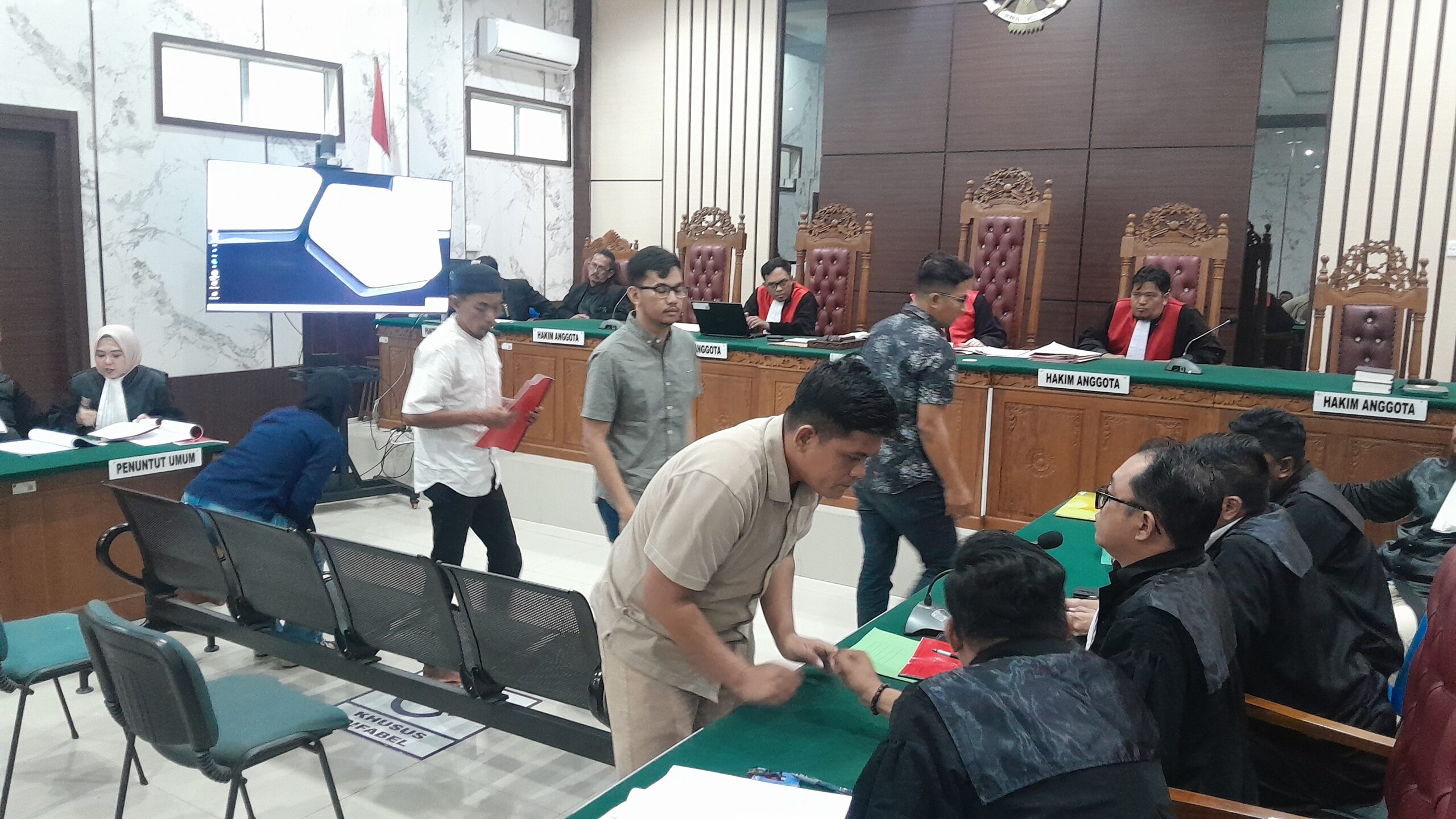 Suasana sidang perdana kasus dugaan korupsi penyaluran kredit mikro di Bank milik negara (BRI Unit Bestari Tanjungpinang) di Pengadilan Tipikor Tanjungpinang, Rabu (05/08/2026). Foto: Rindu Sianipar