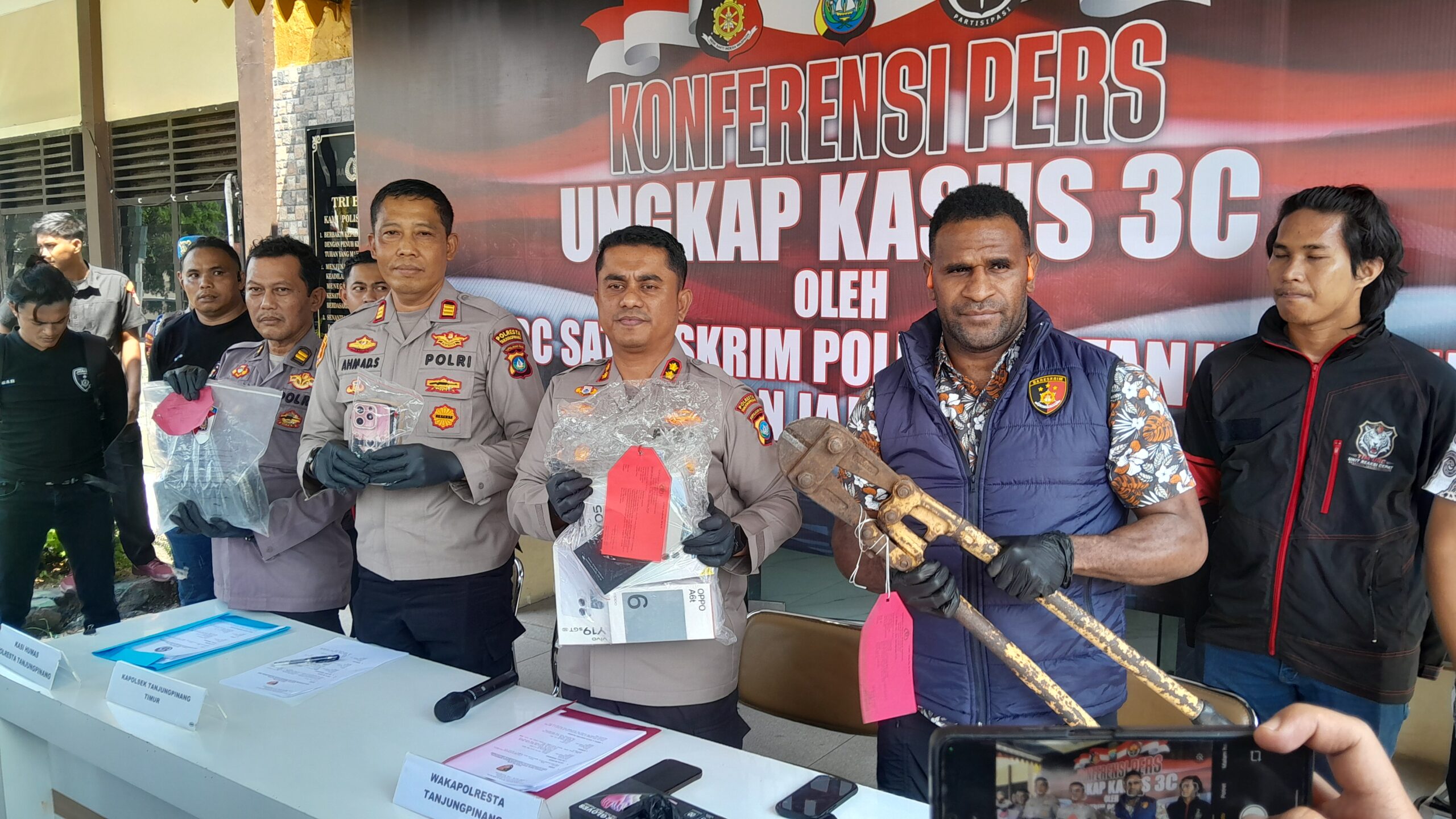 Konfrensi pers pengungkapan kasus pencurian di wilayah Tanjungpinang. Foto: Rindu Sianipar