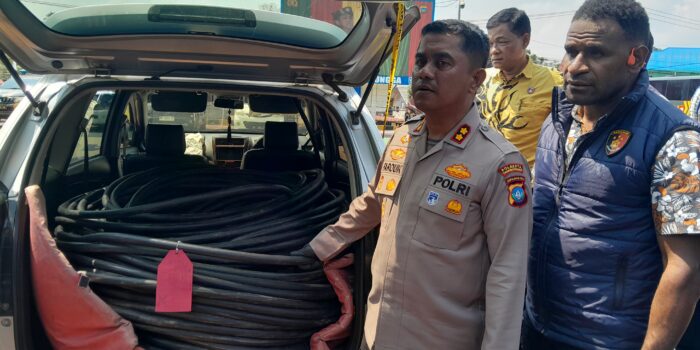 Wakapolresta Tanjungpinang AKBP Farouk Oktora memperlihatkan barang bukti kasus pencurian berupa kabel listrik. Foto: Rindu Sianipar